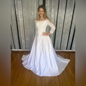 Long sleeve size 4 bridal wedding long train gown brand new